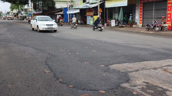 ”Đường tránh” Đồng Xoài được sửa chữa sau phản ánh của Báo Thanh Niên
