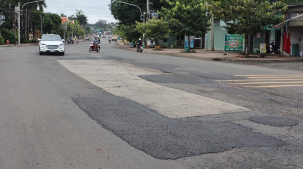 ”Đường tránh” Đồng Xoài được sửa chữa sau phản ánh của Báo Thanh Niên
