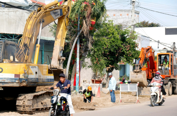 Đường ven biển Mũi Né thi công chậm gây xấu xí, nhếch nhác