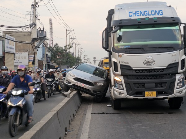 Ô tô 4 chỗ lao lên dải phân cách sau va chạm với xe tải Ô tô 4 chỗ lao lên dải phân cách sau va chạm với xe tải