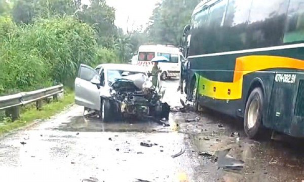 Ô tô 4 chỗ ngồi bẹp dúm sau cú ‘đối đầu’ xe khách, 2 người bị thương