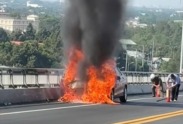 Ô tô bốc cháy dữ dội khi đang lên cầu Rạch Miễu