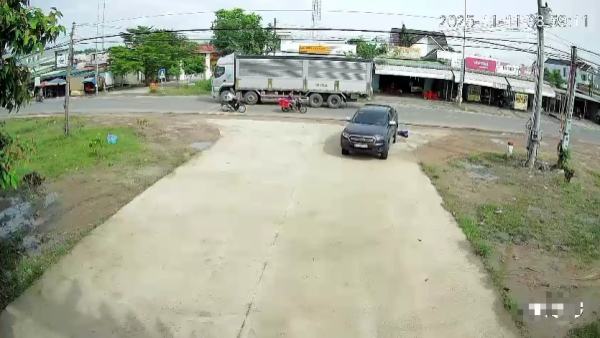 Ô tô cán hai cụ già rồi chở đi cấp cứu, không trình báo