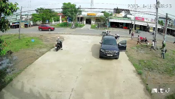 Ô tô cán hai cụ già rồi chở đi cấp cứu, không trình báo