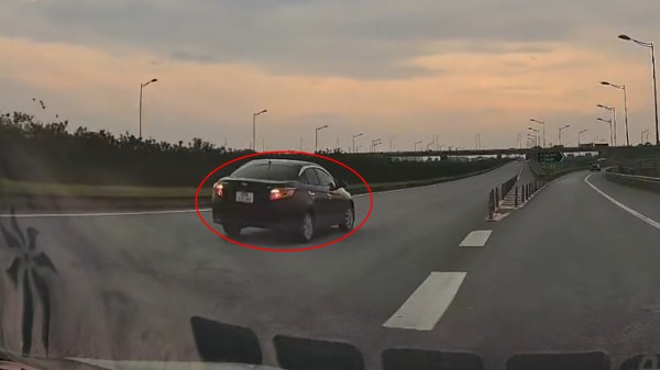 Ô tô con lại đi lùi trên cao tốc, phạt tiền đến 40 triệu vẫn chưa sợ? Ô tô con lại đi lùi trên cao tốc, phạt tiền đến 40 triệu vẫn chưa sợ?