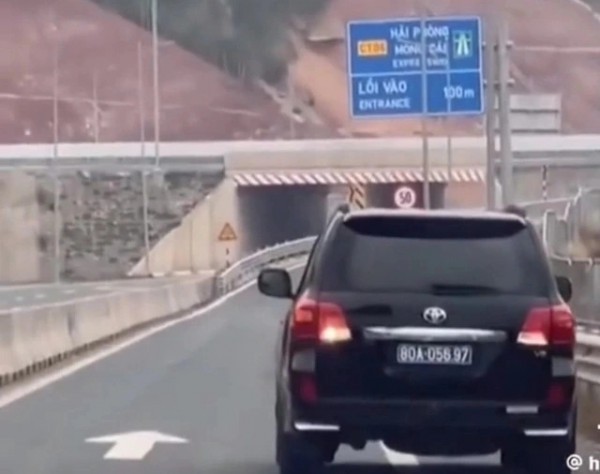 Ô tô con lại đi lùi trên cao tốc, phạt tiền đến 40 triệu vẫn chưa sợ? Ô tô con lại đi lùi trên cao tốc, phạt tiền đến 40 triệu vẫn chưa sợ?