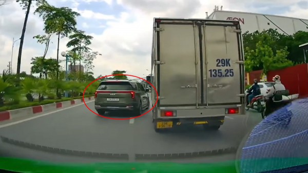 Ô tô con lạng lách, chèn đường xe tải trên phố như Ô tô con lạng lách, chèn đường xe tải trên phố như