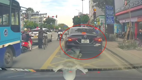 Ô tô dừng choán vạch mắt võng gây bức xúc, xử phạt ra sao?