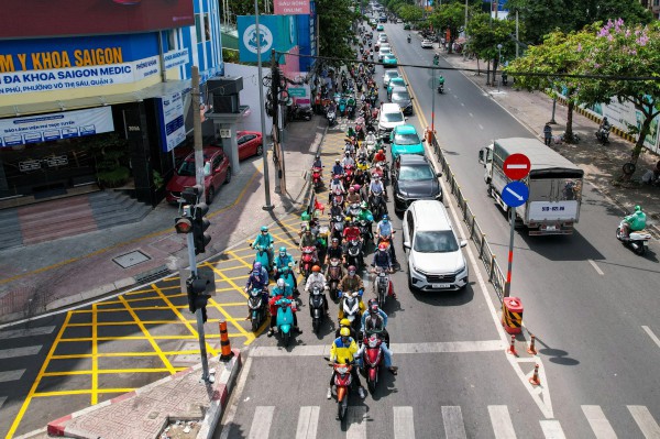 Ô tô dừng choán vạch mắt võng gây bức xúc, xử phạt ra sao?