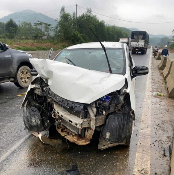 Ô tô gặp nạn trên cao tốc La Sơn - Hòa Liên, một bé trai tử vong