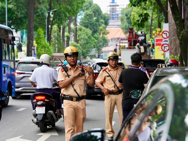 Ô tô gặp sự cố, dừng đỗ trên đường: Làm gì để không bị phạt?