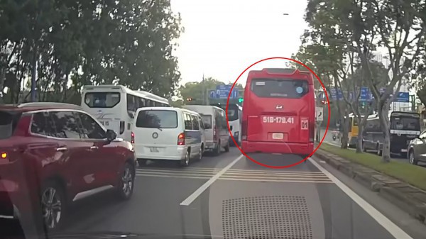 Ô tô phải chờ đèn đỏ thêm gần 2 phút vì bị xe khách 