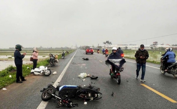 Ô tô va chạm liên tiếp hai xe máy điện khiến hai nữ sinh tử vong thương tâm