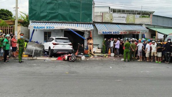 Ôtô chạy tốc độ cao tông xe máy rồi lao vào quán bánh xèo, 3 người thương vong