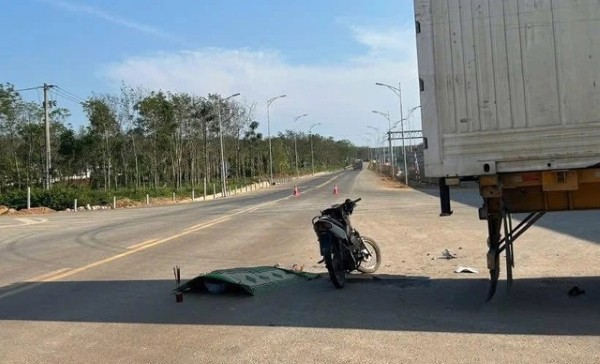 Quảng Trị: Va chạm xe container, 1 người tử vong tại chỗ