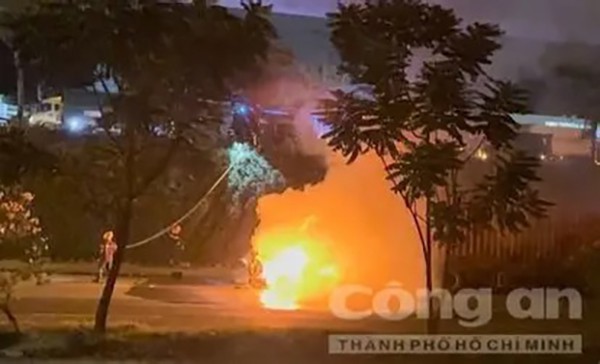 Xe container bốc cháy dữ dội trên xa lộ Hà Nội lúc nửa đêm