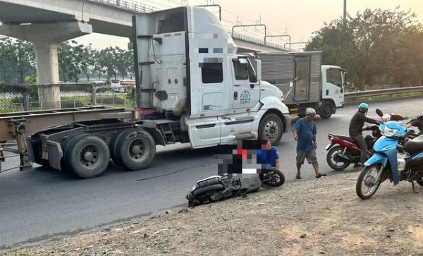 Xe đầu kéo cán tử vong người phụ nữ ở TP.Thủ Đức Xe đầu kéo cán tử vong người phụ nữ ở TP.Thủ Đức