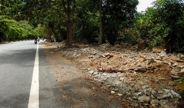 Bán đảo Sơn Trà xuất hiện nhiều chỗ có rác thải, gây mất mỹ quan Bán đảo Sơn Trà xuất hiện nhiều chỗ có rác thải, gây mất mỹ quan