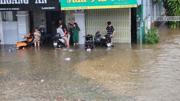 Bảo Lộc: Mưa lớn, nhiều tuyến đường bị chia cắt do ngập nước Bảo Lộc: Mưa lớn, nhiều tuyến đường bị chia cắt do ngập nước