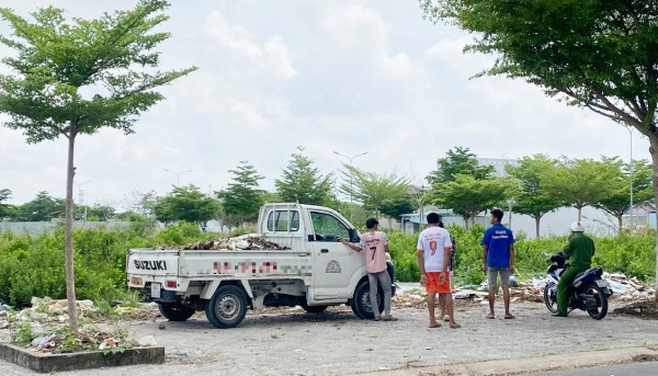 Bắt quả tang xe tải gom rác thải công trình đổ trong khu đô thị mới Bắt quả tang xe tải gom rác thải công trình đổ trong khu đô thị mới