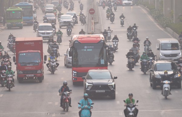 Bầu trời Hà Nội mờ đục trong ngày ô nhiễm không khí nhất thế giới Bầu trời Hà Nội mờ đục trong ngày ô nhiễm không khí nhất thế giới