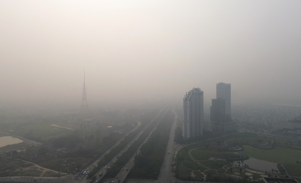 Bầu trời Hà Nội mờ đục trong ngày ô nhiễm không khí nhất thế giới