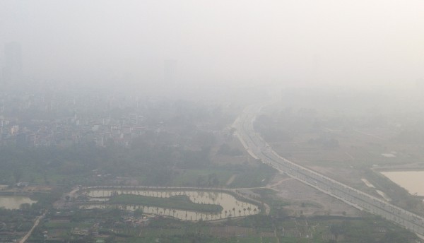 Bầu trời Hà Nội mờ đục trong ngày ô nhiễm không khí nhất thế giới