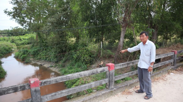 Bình Phước: Người dân hoang mang vì nước suối chuyển màu đỏ tươi Bình Phước: Người dân hoang mang vì nước suối chuyển màu đỏ tươi