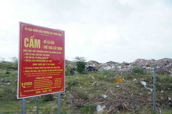 Bờ kè sông Dinh biến thành bãi rác vì nạn đổ trộm