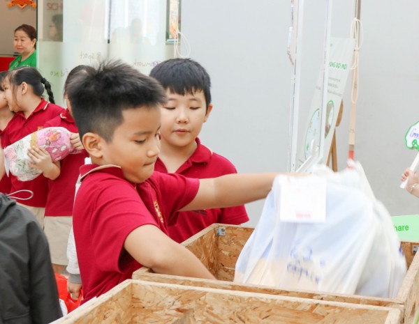 Cả ngàn bộ đồng phục học sinh cũ được thu gom, kéo dài vòng đời Cả ngàn bộ đồng phục học sinh cũ được thu gom, kéo dài vòng đời