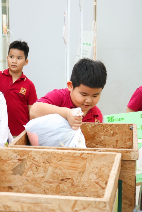 Cả ngàn bộ đồng phục học sinh cũ được thu gom, kéo dài vòng đời