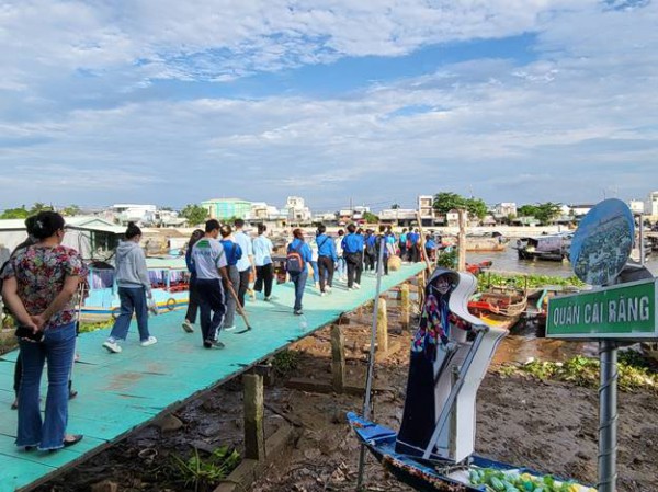 Cần Thơ ra quân vệ sinh môi trường chợ nổi Cái Răng