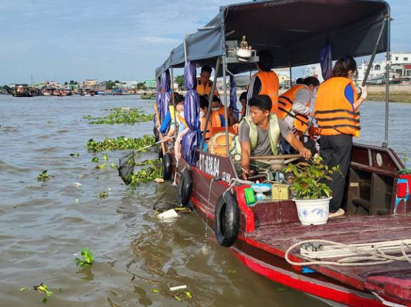 Cần Thơ ra quân vệ sinh môi trường chợ nổi Cái Răng