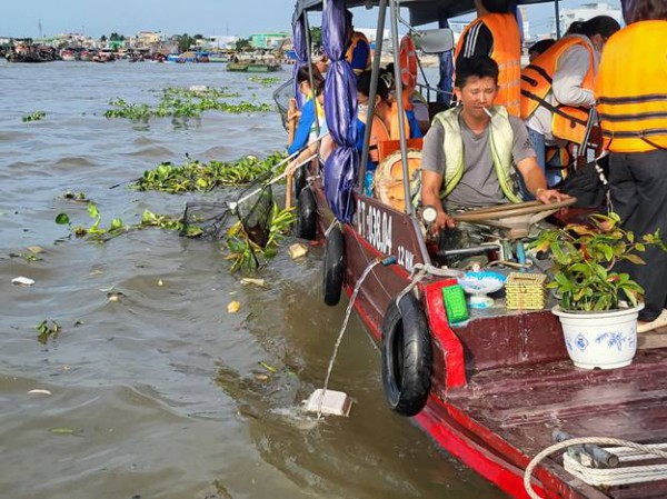 Cần Thơ ra quân vệ sinh môi trường chợ nổi Cái Răng