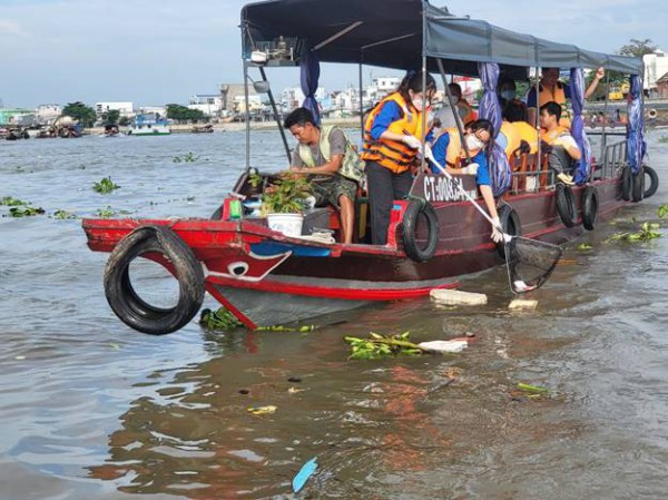 Cần Thơ ra quân vệ sinh môi trường chợ nổi Cái Răng