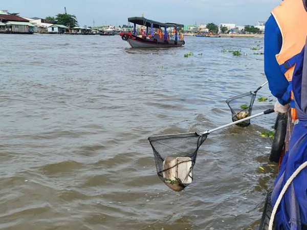 Cần Thơ ra quân vệ sinh môi trường chợ nổi Cái Răng