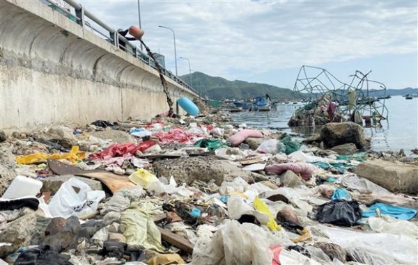 Chung tay đẩy lùi ô nhiễm trắng, bảo vệ bờ biển Nam Trung Bộ