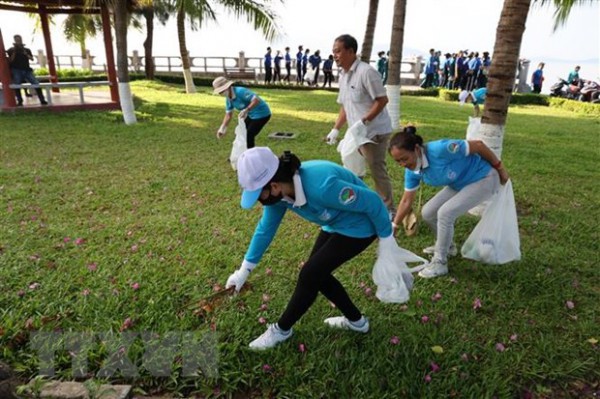 Chung tay đẩy lùi ô nhiễm trắng, bảo vệ bờ biển Nam Trung Bộ