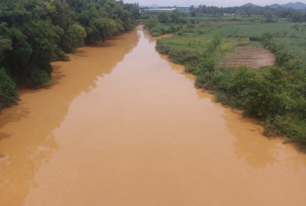 Con sông đỏ nặng… bùn dơ