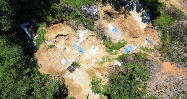 ”Công trường” khai thác vàng trái phép giữa rừng