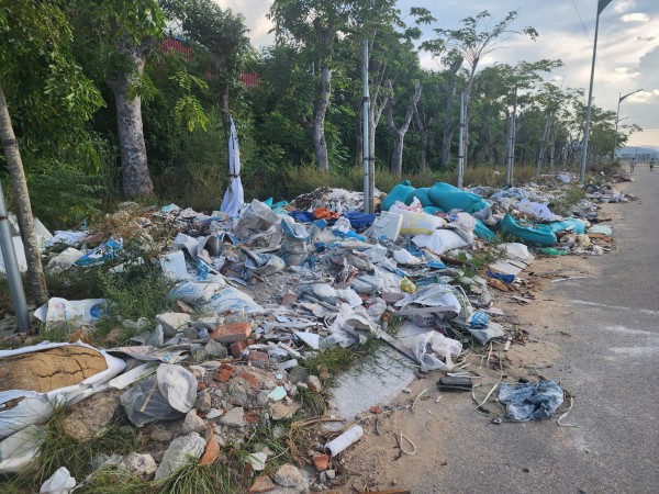 Gia Lai: Rác thải tràn hai bên đường hệ thống thoát lũ sông Dinh Gia Lai: Rác thải tràn hai bên đường hệ thống thoát lũ sông Dinh