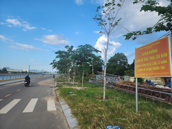 Gia Lai: Rác thải tràn hai bên đường hệ thống thoát lũ sông Dinh