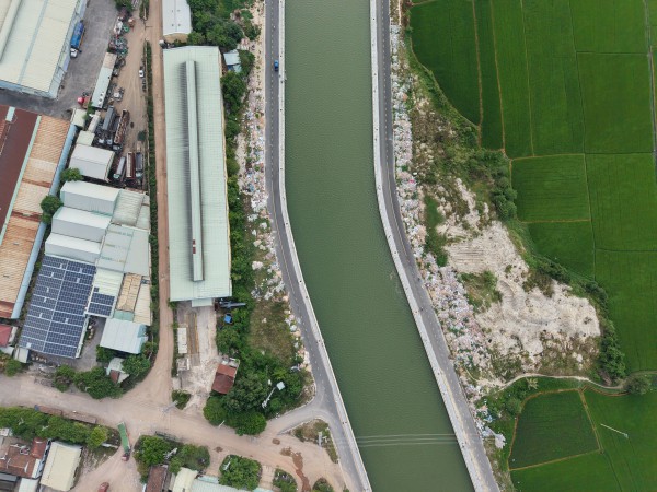 Gia Lai: Rác thải tràn hai bên đường hệ thống thoát lũ sông Dinh Gia Lai: Rác thải tràn hai bên đường hệ thống thoát lũ sông Dinh