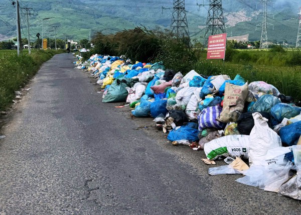 Hàng nghìn tấn rác tồn đọng, 4 xã ở Đà Nẵng đồng loạt 