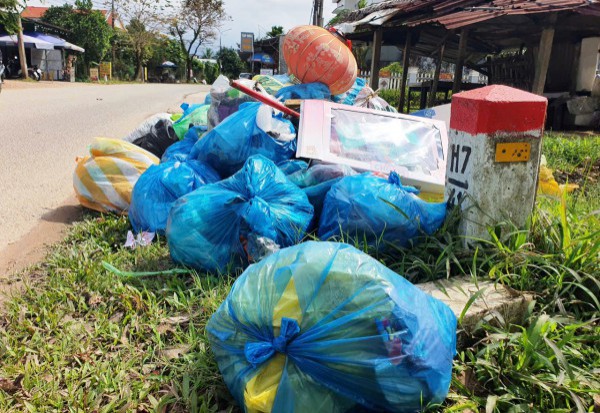 Hàng nghìn tấn rác tồn đọng, 4 xã ở Đà Nẵng đồng loạt 