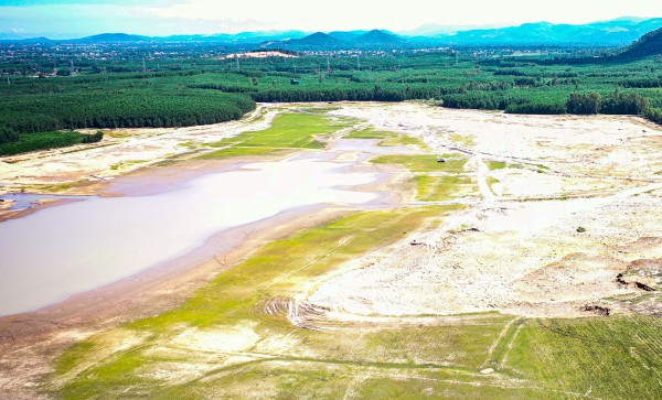 Hồ chứa trơ đáy, đồng khô trong nắng hạn dữ dội ở miền Trung, Tây nguyên