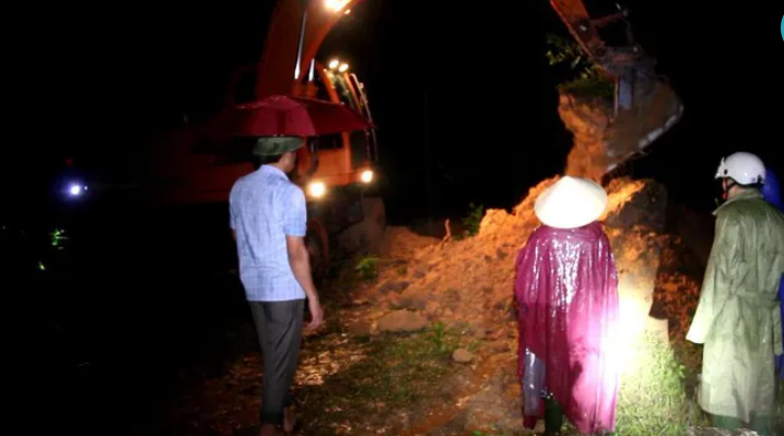 Huyện Quỳ Châu (Nghệ An) khẩn cấp gia cố đập thủy lợi ngay trong đêm Huyện Quỳ Châu (Nghệ An) khẩn cấp gia cố đập thủy lợi ngay trong đêm