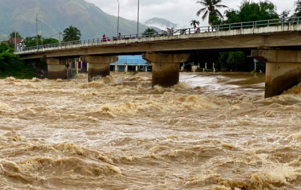 Không khí lạnh tăng cường, miền Bắc chuyển rét, miền Trung mưa lớn
