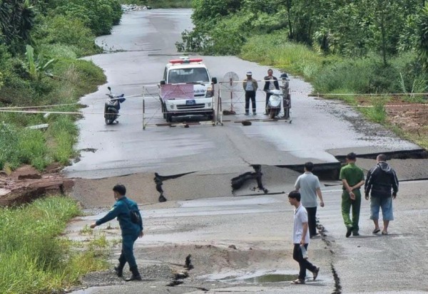 Lâm Đồng: Sơ tán dân ra khỏi khu vực sạt lở đường tránh phía nam TP.Bảo Lộc