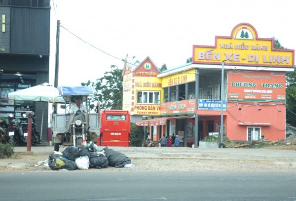 Lâm Đồng khẩn trương thu gom rác sinh hoạt ùn ứ dọc quốc lộ 20